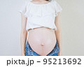 臨月の妊婦さんのお腹 95213692