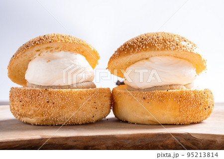 生クリ－ム入りのブリオッシュ 95213814