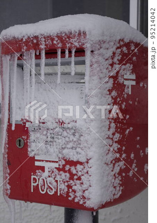 雪の積もった帽子に氷柱と赤の郵便ポスト1 95214042