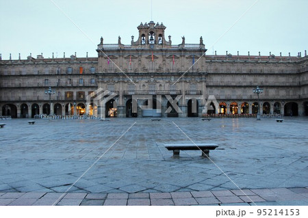 世界遺産・サラマンカ、マヨール広場の市庁舎　　スペイン 95214153