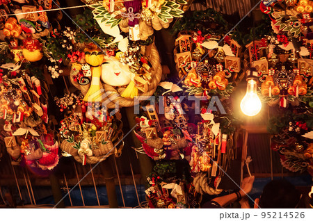 東京新宿花園神社の酉の市の風景（その2）です 95214526
