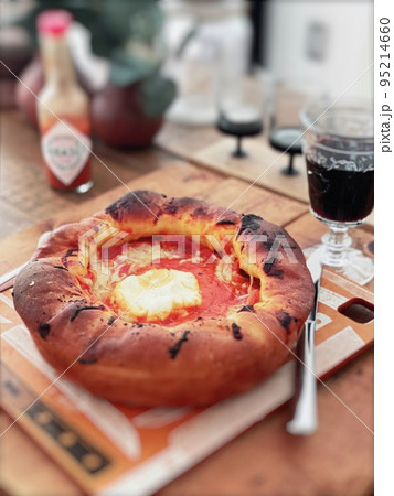 ディープデッシュなシカゴピザ。とワインの食卓。 ディープデッシュなシカゴピザ。とワインの食卓。 95214660