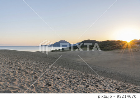 鳥取県鳥取市 鳥取の代表的な観光地 鳥取砂丘の夜明け 鳥取県鳥取市 鳥取の代表的な観光地 鳥取砂丘の夜明け 95214670