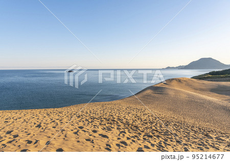 鳥取県鳥取市 鳥取の代表的な観光地 鳥取砂丘の夜明け 鳥取県鳥取市 鳥取の代表的な観光地 鳥取砂丘の夜明け 95214677