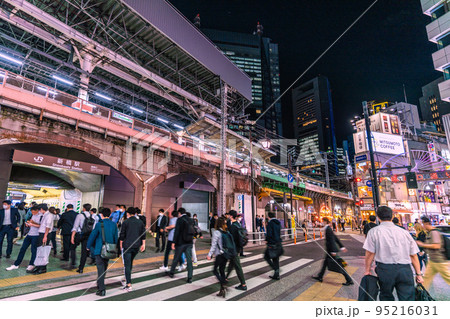 日本の東京都市景観 入国制限撤廃、外国人の個人旅行も解禁…新橋駅(烏森口）などを望む…＝10月11日 95216031