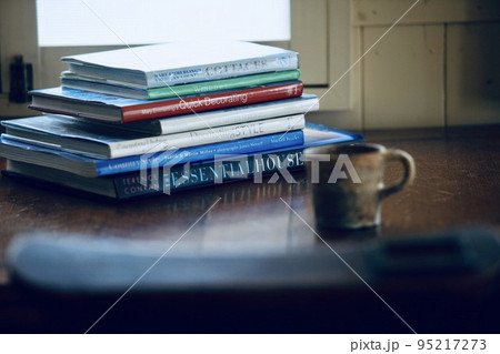 洋書とコーヒーカップ 洋書とコーヒーカップ 95217273