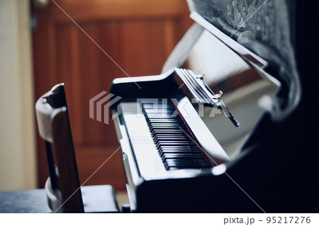 ピアノとアンティークチェア 95217276