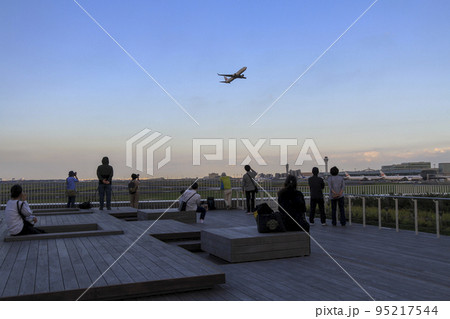 日没直後の羽田イノベーションシティの足湯スカイデッキ 95217544