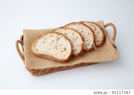 スライスした ライ麦パン 白背景 95217587