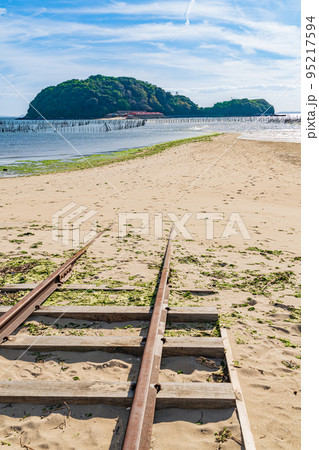 東幡豆海岸のトンボロ、前島へ続く一本道〈愛知県西尾市〉 東幡豆海岸のトンボロ、前島へ続く一本道〈愛知県西尾市〉 95217594