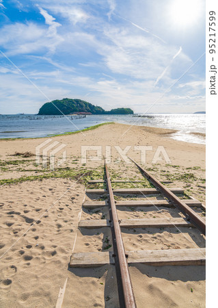 東幡豆海岸のトンボロ、前島へ続く一本道〈愛知県西尾市〉 95217599