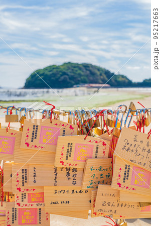 東幡豆海岸のトンボロ、前島へ続く一本道〈愛知県西尾市〉 東幡豆海岸のトンボロ、前島へ続く一本道〈愛知県西尾市〉 95217663