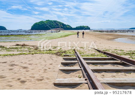東幡豆海岸のトンボロ、前島へ続く一本道〈愛知県西尾市〉 95217678
