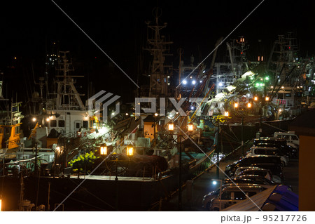 出漁の準備をする夜の釧路港 95217726