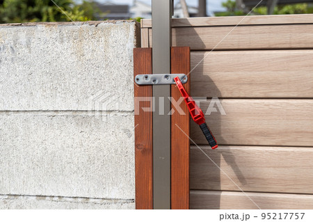 日曜大工で木のフェンスを作っているところ 95217757