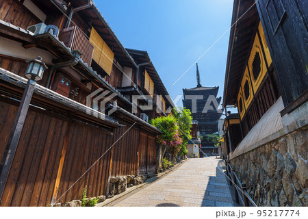 八坂通から望む法観寺八坂の塔 95217774