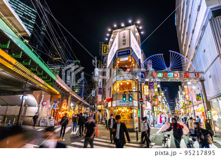 日本の東京都市景観 入国制限撤廃、外国人の個人旅行も解禁…新橋駅前の新橋西口通りなど…＝10月11日 95217895