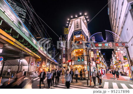 日本の東京都市景観 入国制限撤廃、外国人の個人旅行も解禁…新橋駅前の新橋西口通りなど…＝10月11日 95217896