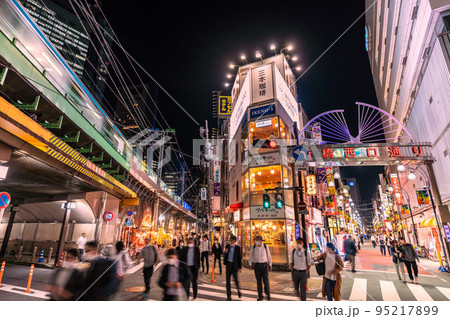日本の東京都市景観 入国制限撤廃、外国人の個人旅行も解禁…新橋駅前の新橋西口通りなど…＝10月11日 95217899