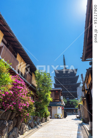 八坂通から望む京都法観寺八坂の塔 95217900