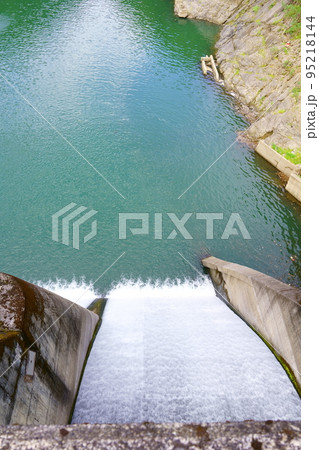 世木ダムの放流（京都府南丹市日吉町） 95218144