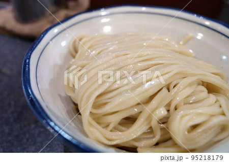 つけ麺　麺　平打ち　茹でたて　中華麺　01 95218179