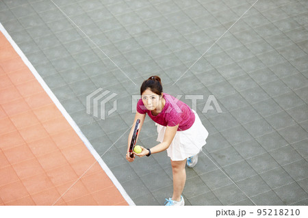 young asian female tennis player ready to serve 95218210