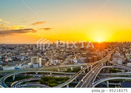 夕陽に美しく照らされる街並み【大阪風景】 夕陽に美しく照らされる街並み【大阪風景】 95218375