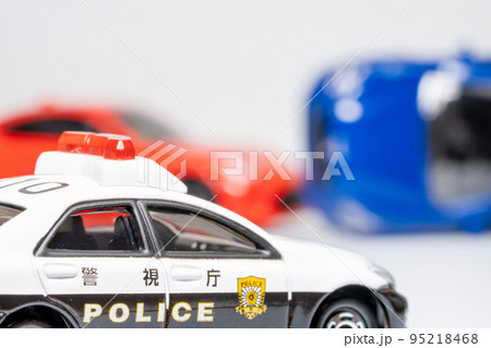交通事故の現場に到着するパトカー 95218468