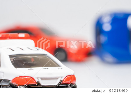 交通事故の現場に到着するパトカー 交通事故の現場に到着するパトカー 95218469