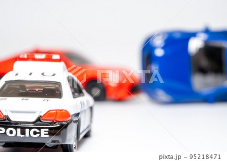 交通事故の現場に到着するパトカー 95218471