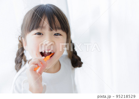 歯みがきをする女の子 95218529