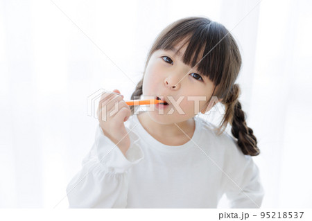 歯みがきをする女の子 歯みがきをする女の子 95218537