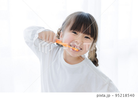 歯みがきをする女の子 歯みがきをする女の子 95218540