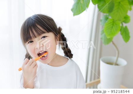 歯みがきをする女の子 歯みがきをする女の子 95218544
