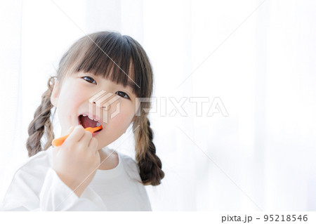 歯みがきをする女の子 歯みがきをする女の子 95218546