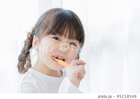 歯みがきをする女の子 歯みがきをする女の子 95218549