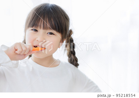 歯みがきをする女の子 95218554