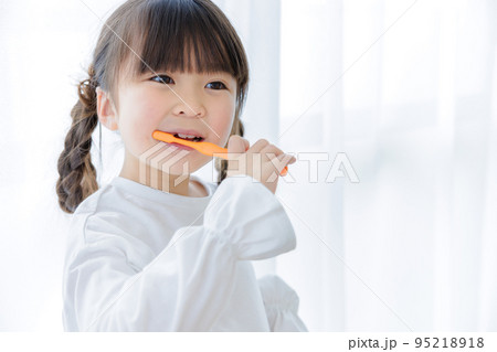 歯みがきをする女の子 歯みがきをする女の子 95218918