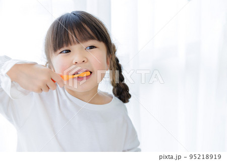 歯みがきをする女の子 歯みがきをする女の子 95218919