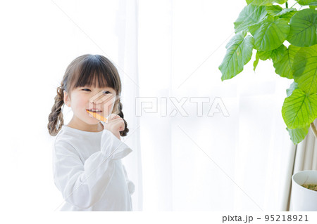 歯みがきをする女の子 歯みがきをする女の子 95218921