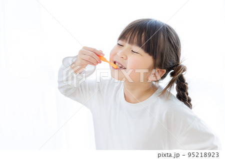 歯みがきをする女の子 歯みがきをする女の子 95218923
