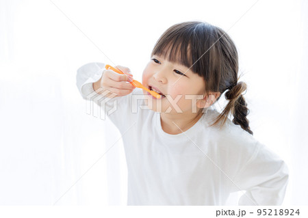 歯みがきをする女の子 歯みがきをする女の子 95218924