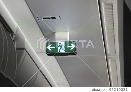 飛行機の中の非常灯 95219021