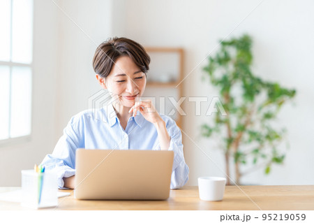 リビングでテレワークをするミドル女性 リビングでテレワークをするミドル女性 95219059