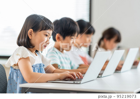 IT学習をする小学生達。 IT学習をする小学生達。 95219073