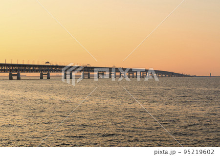大阪府泉佐野市　関西国際空港の夕景 95219602