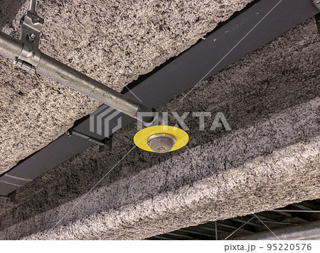 現代的なスプリンクラーと吹付けの天井。 95220576