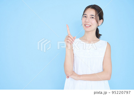 人差し指を立てるポーズをする若い女性 人差し指を立てるポーズをする若い女性 95220797