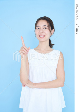 人差し指を立てるポーズをする若い女性 人差し指を立てるポーズをする若い女性 95220798